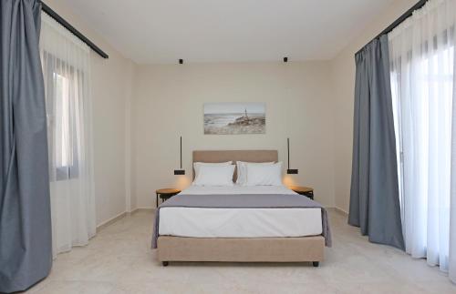 Postel nebo postele na pokoji v ubytování Caldera Suites "Φάρος"