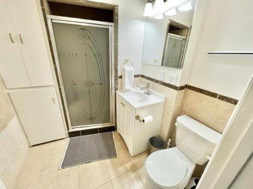 un bagno con wc, doccia e lavandino di Newly Renovated Home w Garage Near Old Town a Pocatello