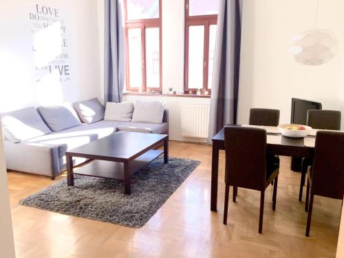  Gozsdu Apartment -  Chambre  photo :   Tea/Coffee maker    Minibar    Bath                           