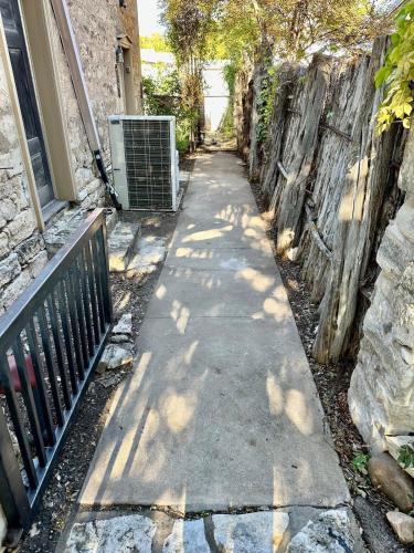 Φωτογραφία από το άλμπουμ του Historic Rumpel Kammer - Steps to Main σε Fredericksburg