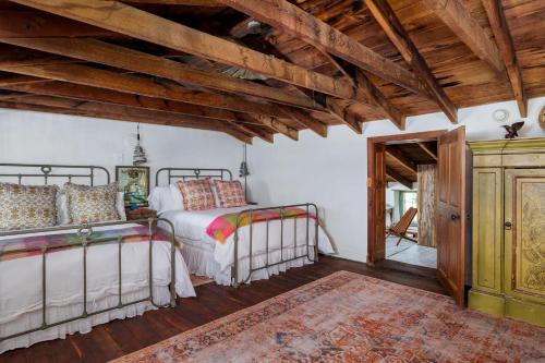 Ένα ή περισσότερα κρεβάτια σε δωμάτιο στο Historic Rumpel Kammer - Steps to Main