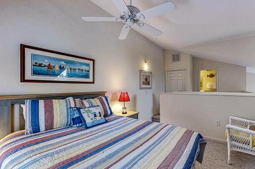 Giường trong phòng chung tại Sea Colony --- 56093 Whispering Pines