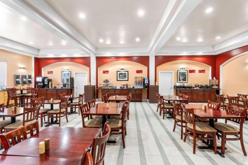 a dining room with wooden tables and chairs at Best Western Plus Yosemite Way Station in Mariposa