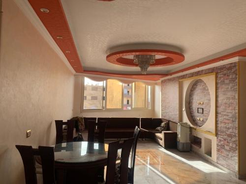 a dining room with a table and chairs at القاهرة حلوان امام النيل in Aţ Ţarfāyah