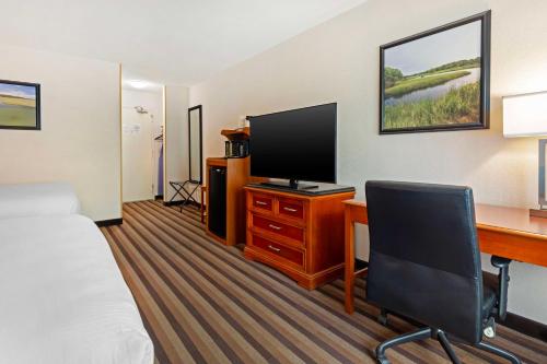 Una televisión o centro de entretenimiento en Best Western Rockland