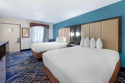 Una cama o camas en una habitación de Best Western Franklin