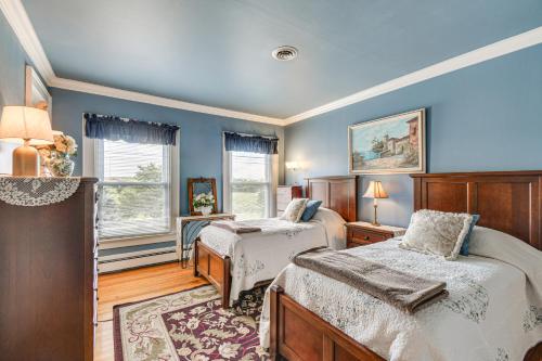 Letto o letti in una camera di Geneva Vacation Rental with Vineyard and Lake Views!