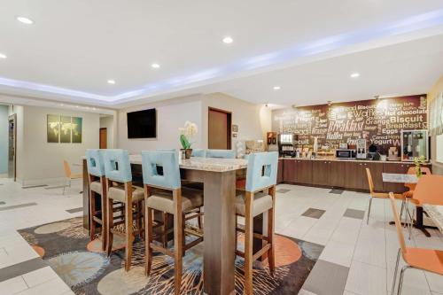 Μια τηλεόραση ή/και κέντρο ψυχαγωγίας στο SureStay Plus Hotel by Best Western Owasso Tulsa North