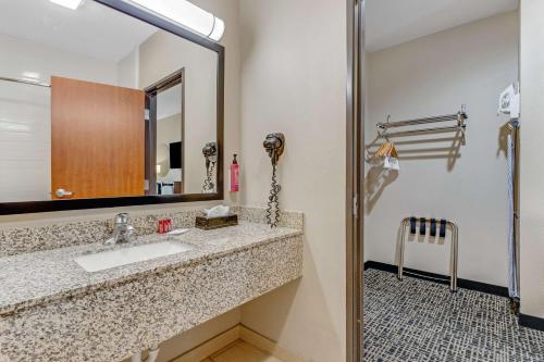 łazienka z umywalką i lustrem w obiekcie SureStay Plus Hotel by Best Western Owasso Tulsa North w mieście Owasso