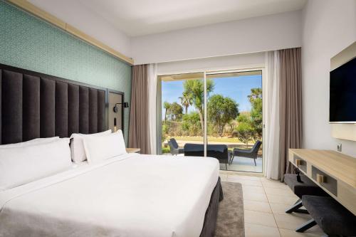 Postel nebo postele na pokoji v ubytování Radisson Blu Resort Saidia Beach