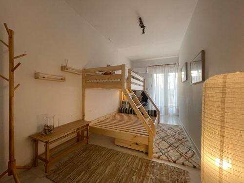 Zimmer mit einem Etagenbett und einer Treppe in der Unterkunft Nikiti Palataki in Nikiti