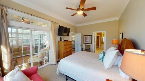ein Schlafzimmer mit einem Bett und einem Deckenventilator in der Unterkunft Marshview Retreat 3BR with Stunning Marsh Views in Pawleys Island