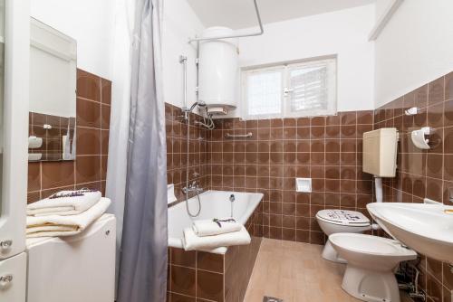 Apartments with parking space Fazana - 18334