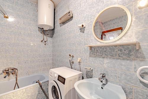 ein Badezimmer mit Waschbecken und Spiegel in der Unterkunft Seaside holiday house Brna, Korcula - 19219 in Smokvica