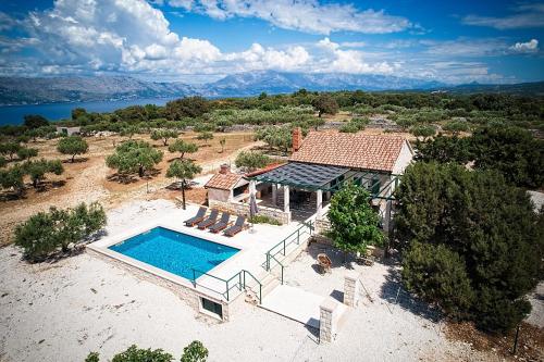 Family friendly house with a swimming pool Pucisca, Brac - 21499