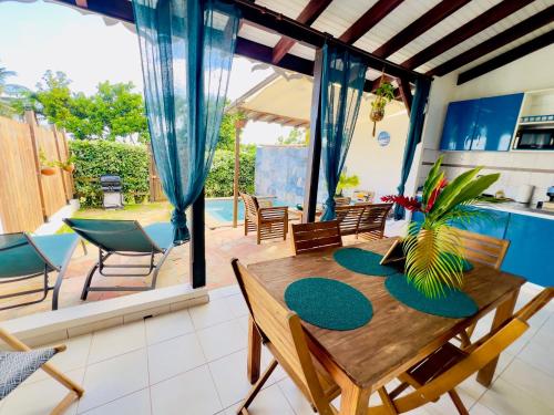 Balkón nebo terasa v ubytování Zandoli piscine, vue mer, paisible, jardin