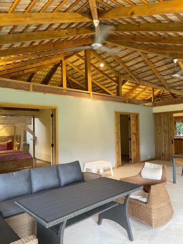 Ein Sitzbereich in der Unterkunft Nizao Beach Lodge