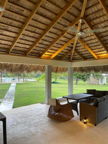 Ein Sitzbereich in der Unterkunft Nizao Beach Lodge