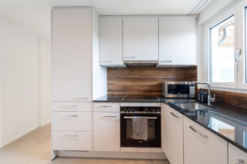 Kuchyň nebo kuchyňský kout v ubytování Stilvolle Wohnung im Kanton Zürich!