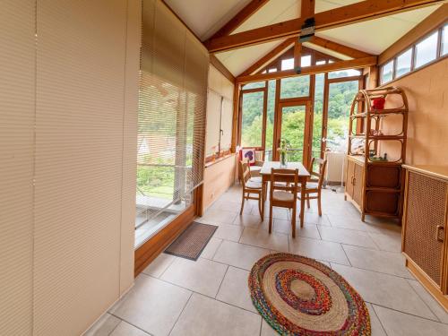 Zimmer mit einem Tisch und einem Esszimmer in der Unterkunft Magnificent home in Tilf with garden in Tilff