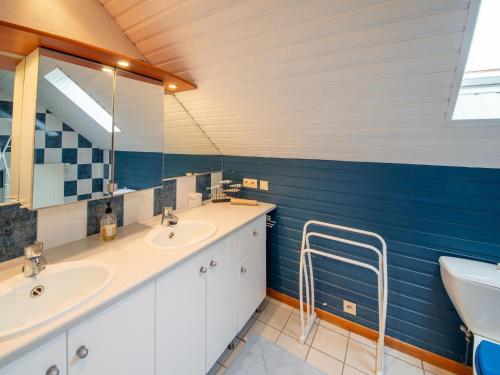 ein Badezimmer mit zwei Waschbecken und einem Spiegel in der Unterkunft Magnificent home in Tilf with garden in Tilff