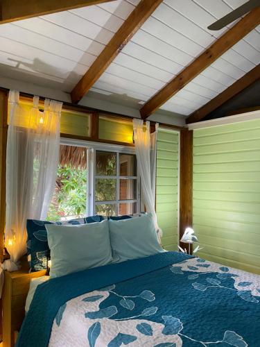 Ein Bett oder Betten in einem Zimmer der Unterkunft Nizao Beach Lodge