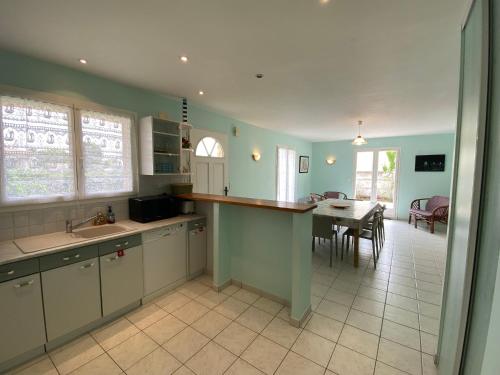 une cuisine avec une table et une salle à manger dans l'établissement Villa lumineuse avec jardin, à 500m de la mer et proche du centre - Fouras - FR-1-709-51, à Fouras