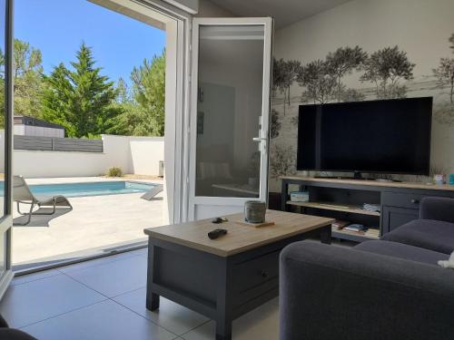 Photo de la galerie de l'établissement Maison Neuve à Saint-Jean-de-Monts avec Piscine Chauffée, Jardin, et Proche Plage - FR-1-323-409, à Saint-Jean-de-Monts