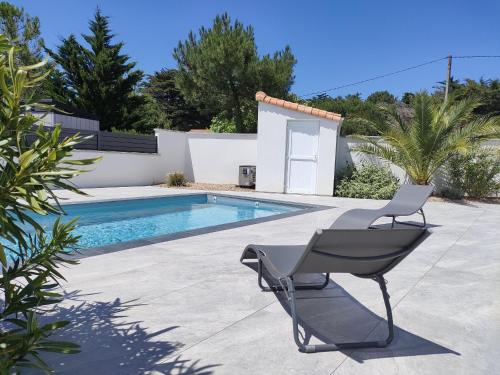 Photo de la galerie de l'établissement Maison Neuve à Saint-Jean-de-Monts avec Piscine Chauffée, Jardin, et Proche Plage - FR-1-323-409, à Saint-Jean-de-Monts