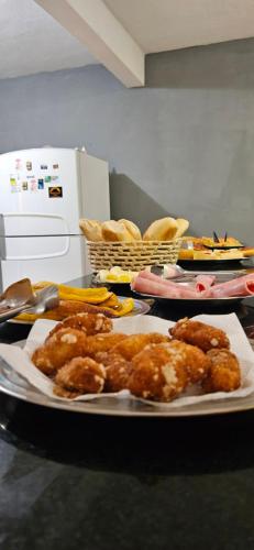 Makanan di atau berdekatan rumah tamu ini