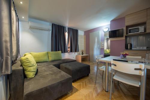 sala de estar con sofá y mesa en Theatre Apartments, en Bitola
