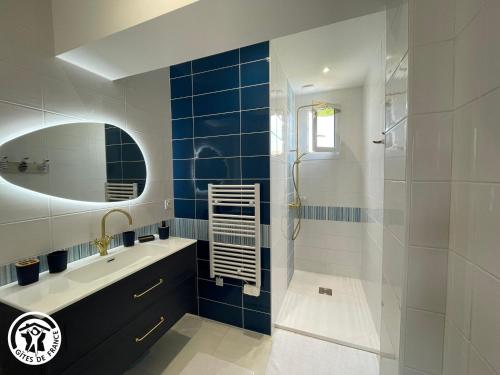 a bathroom with a sink and a shower with a mirror at Gîte romantique avec spa et jardin à 1 km de l'Atlantique, proche Noirmoutier et plages - FR-1-426-554 in Bouin