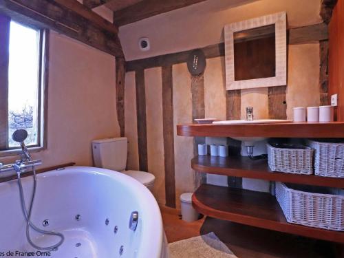 Photo de la galerie de l'établissement Chaumière typique avec jardin, animaux admis, WIFI inclus - FR-1-497-202, à Saint-Évroult-de-Montfort
