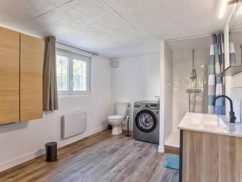 une salle de bain avec une machine à laver et un lave-linge dans l'établissement Maison familiale spacieuse, au calme, proche commerces et plage, avec jardin et terrasse. - FR-1-788-24, à Merville-Franceville-Plage