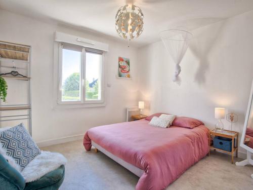 une chambre avec un grand lit et une fenêtre dans l'établissement Maison familiale spacieuse, au calme, proche commerces et plage, avec jardin et terrasse. - FR-1-788-24, à Merville-Franceville-Plage