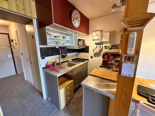 une cuisine avec un évier et une cuisinière four supérieur dans l'établissement Studio cabine cosy avec balcon, parking - Villard-de-Lans - FR-1-515-214, à Villard-de-Lans