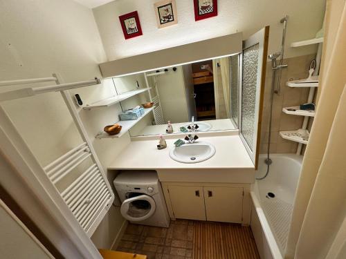 une petite salle de bain avec un lavabo et un miroir dans l'établissement Studio cabine cosy avec balcon, parking - Villard-de-Lans - FR-1-515-214, à Villard-de-Lans