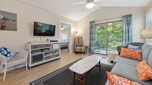 Μια τηλεόραση ή/και κέντρο ψυχαγωγίας στο 54R R&R at Tee & Sea at True Blue condo by Peace Vacations