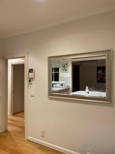 - un grand miroir sur le mur d'une chambre dans l'établissement Hunter house, à Camberwell