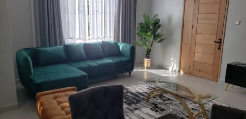 Modern Apartment in Kampalaにあるシーティングエリア