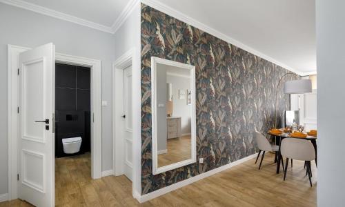 un couloir avec un escalier, un miroir et une table dans l'établissement NiMFa THE BEST - EXLUSIVE 10, à Kudowa-Zdrój