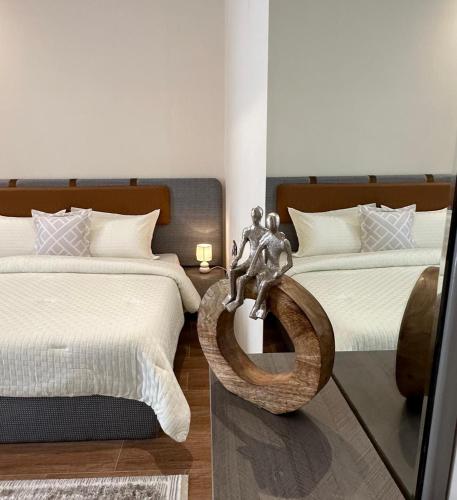 a bedroom with two beds and a statue in the middle at استديو بتجربه فريده مع جلسه خارجيه in Riyadh