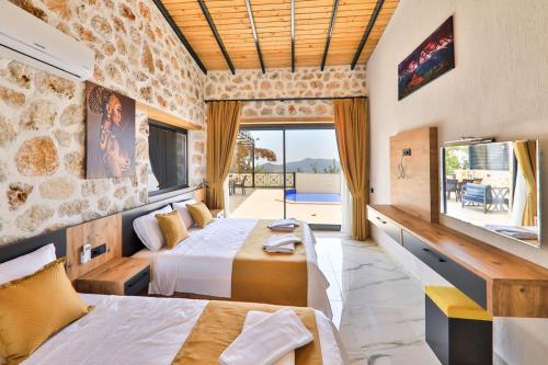 ein Schlafzimmer mit zwei Betten und einem großen Fenster in der Unterkunft Villa kırlangıç in Kaş