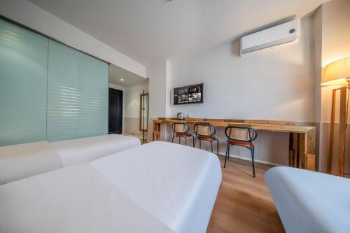 Posezení v ubytování SONDERIA Lazybones Hostel-Wenshu Temple Side,Near Chenghuangmiao Metro,Cozy Hostel with All-Day Brunch, Travel Agency & Local Bar Vibes
