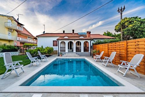 House with private pool 150 m from sea!