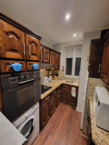 - une cuisine avec des placards en bois et un lave-vaisselle dans l'établissement 2 bed 16th Arrondissement Trocadero Apartment for6, à Paris