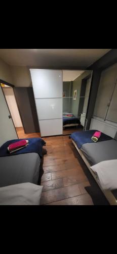 une chambre avec deux lits et un parquet dans l'établissement 2 bed 16th Arrondissement Trocadero Apartment for6, à Paris