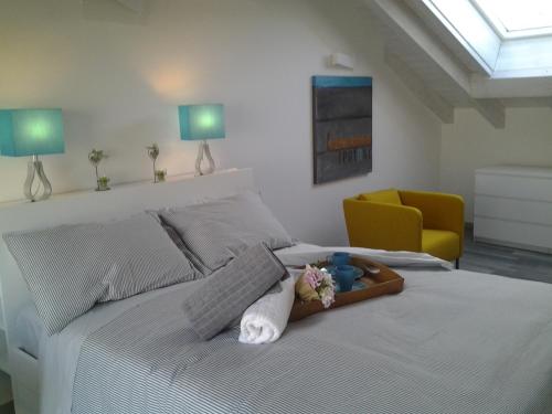 una camera da letto con un letto bianco con un vassoio sopra di Como Via Carcano 13 a Como
