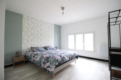 une chambre avec un lit et une fenêtre dans l'établissement 3 chambres - Très grand jardin privée - Terrasse Privée - Garage vélo et moto - Parking voiture privée dans la propriété - Géré par Presta-Zen'Services, à Thierville-sur-Meuse