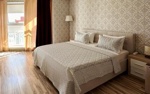 Katil atau katil-katil dalam bilik di One-bedroom Oasis with a Parkview